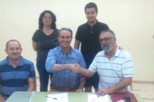 El concejal de cultura del Ayuntamiento con miembros de la asociación musical.