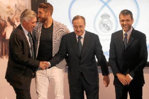 Saludo frío entre Carlo Ancelotti y Florentino Pérez.
