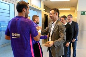 Bartomeu saluda a los jugadores del Barça.