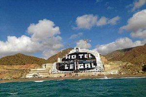 Hotel de El Algarrobico tras las últimas pintadas.