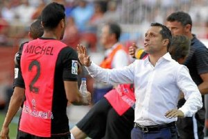 Michel Macedo habla con Sergi en la banda del Pizjuán.