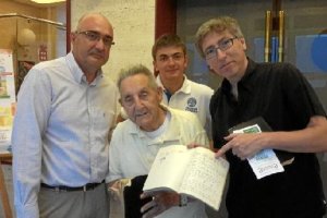 Juan Carrión y David Trueba con Luis Miguel Azofra, alumno del primero, y su hijo Luis.