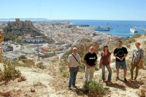 Miembros de EQUO y Podemos con la ciudad de Almería al fondo.