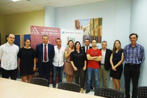 Responsables y miembros de las entidades involucradas tras la firma del acuerdo.