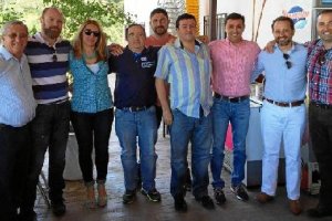 Javier Aureliano García con los candidatos de Tahal.