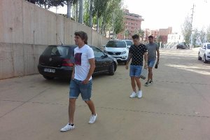 Un grupo de futbolistas llegando este lunes.