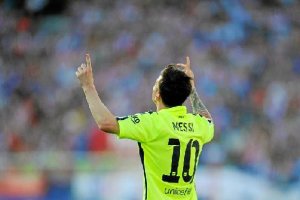 Leo Messi celebra el primer título de la temporada.