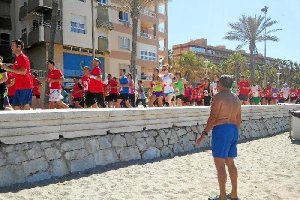 Contraste el que se vio ayer entre el fuerte azul del cielo y el fuerte rojo solidario de las camisetas de la Cruz Roja que lucían los participantes.