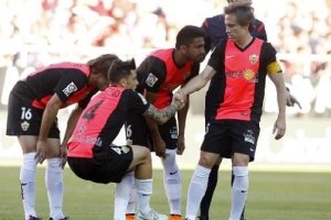 Ximo Navarro, lesionado en Sevilla, se someterá a una pruebas médicas.