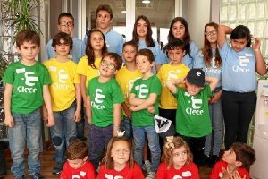 Juegos y risas en las oficinas de Clece.