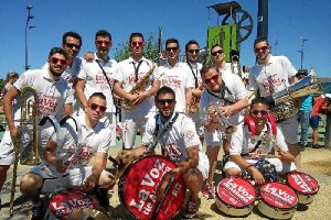 Otra familia es esta charanga de La Voz de Almería.