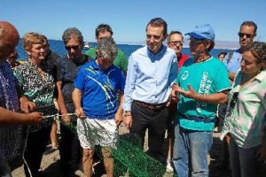 Juan Carlos Pérez Navas junto a los pescadores.