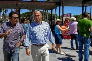 Luis Rogelio paseando por el Parque de las Familias tras presentar sus propuestas electorales.  
