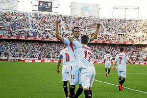 Fiesta sevillista y tristeza en el Almería.