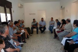 El candidato socialista (centro) en el acto del sábado
