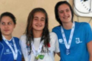 Rocio recogiendo la medalla de oro junto plata y bronce.