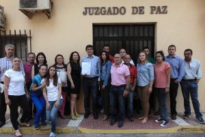 La candidatura popular en la puerta del juzgado