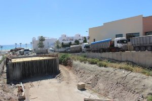 Los camiones por una calle estrecha