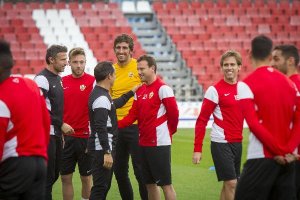 Sergi saluda a Mané.