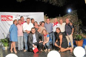 Miembros de la candidatura con su líder, agachado y con gafas, dispuesto a ganar.