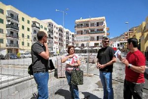 Miembros de IU visitando obras.