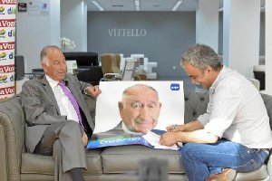 Gabriel Amat, sentado en el sofá de las confidencias, junto al entrevistador, Javier Romero