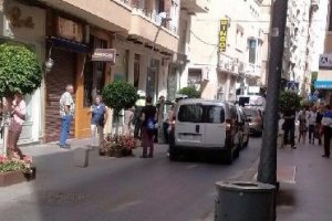 Agentes de la Policía Local reducen a uno de los fugados