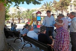 Manuel Cortés explica su programa en la calle.