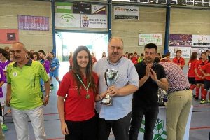 La capitana de Almería con su Copa.