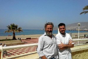 Los actores Jesús Herrera y Julio Béjar, en el Paseo Marítimo de Almería. 