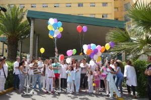 Suelta de globos en el hospital Torrecárdenas.