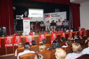 El candidato del PSOE durante su intervención en el Teatro Municipal