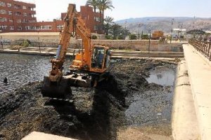 Maquinaria de limpieza en plena actuación