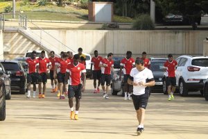 Los jugadores, rumbo al Anexo con Sergi Barjuan.