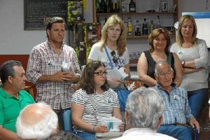 Gabriel Amat con vecinos de Las Marinas.