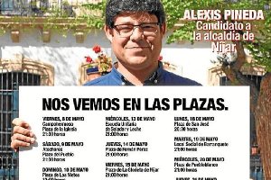 Pineda sostiene el cartel con las citas en Níjar.