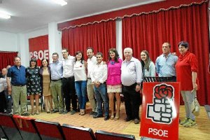 El candidato, junto a su equipo y líderes del partido, el día de la presentación.