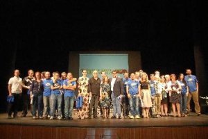 Amparo García,  presidenta de la asociación, junto al presentador de la gala, Alfredo Casas y los galardonados.