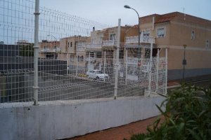 Valla que protege a las máquinas de aire acondicionado en el pabellón de Los Ángeles.