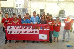 Miembros de la candidatura de IU, junto al hospital.