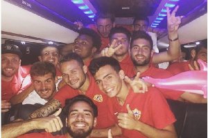 Fiesta rojiblanca en el autobús del Almería B.