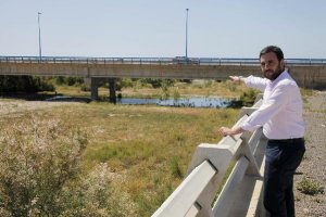 El concejal Carlos Sánchez señala aguas estancadas en el cauce del Andarax.
