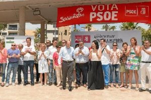 Los miembros de la candidatura socialista en Roquetas fueron ayer apoyados por Pérez Rubalcaba.