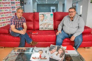 Un sofá rojo para acoger la conversación con Manolo García.