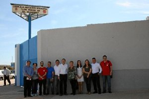 Candidatos del PSOE, con Juan Carlos Pérez Navas en el centro, en el reparto informativo en El Alquián.