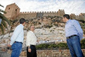 El alcalde, ayer en la Alcazaba.