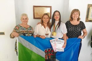 La alcaldesa con la campèona.