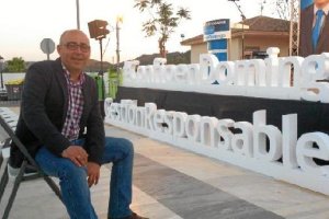 Domingo Fernández al inicio del primer mitin de campaña en la plaza Virgen del Río. 