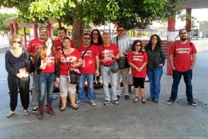 Rafael Esteban durante el reparto de material informativo de IU en esta campaña. 