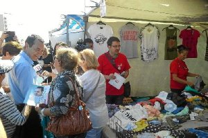 El candidato socialista, ayer, en el mercadillo junto a la Avenida Adolfo Suárez.